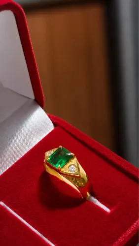 Anel ouro 18k de esmeralda com brilhantes 