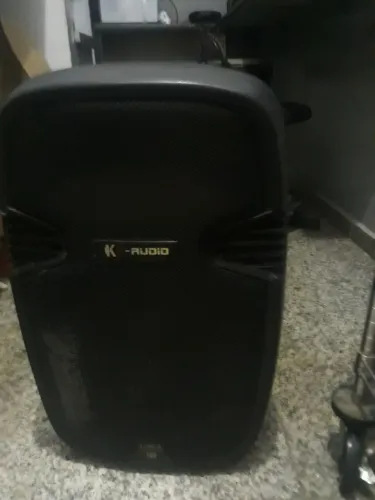 Caixa de som e microfone 
