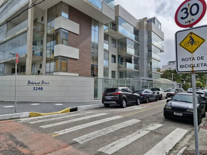 Alugo excelente apt 3 quartos Praia Piratininga . 70 passos te separam da areia da praia.