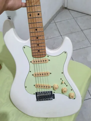 Vendo guitarra mandar mensagem quê nós ajeitar