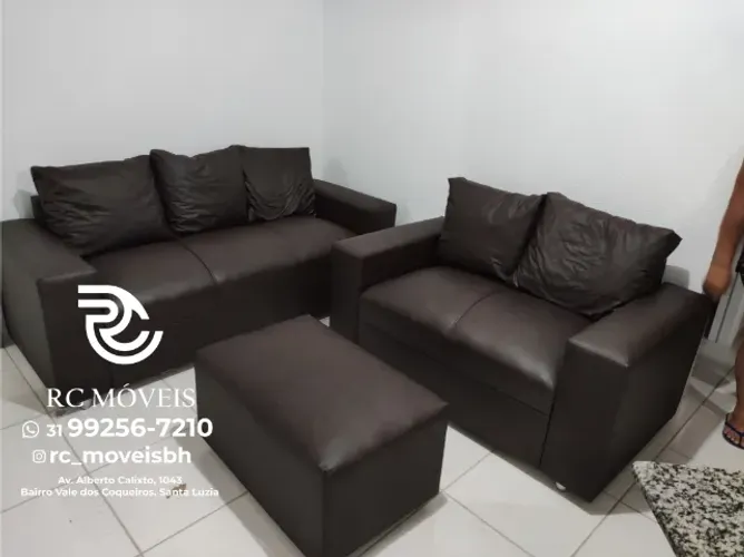 Sofá 3 e 2 Lugares em Couro Sintético com Puff - Conjunto Completo Direto da Fábrica