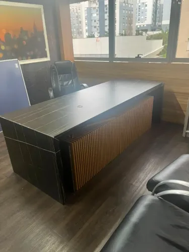 Mesa Presidente Retangular com Tampo em Mármore Natural e Ripado de Madeira