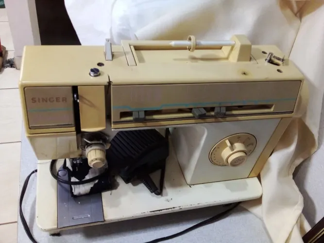 Maquina de costura reta singer 