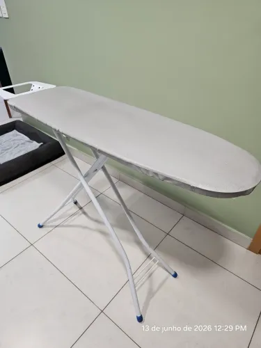 Tábua de Passar Roupa Dobrável com Suporte para Ferro - Ótimo Estado