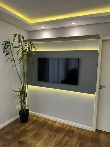 Painel de TV com Led e prateleira 