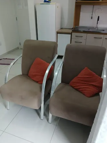 PAR DE POLTRONAS ESTOFADAS