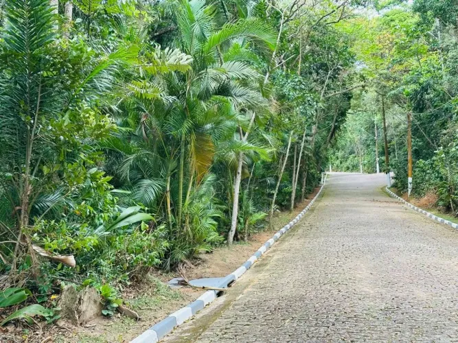 Lote de terreno duplo à venda no Condomínio Península na Praia da Enseada no Guarujá.