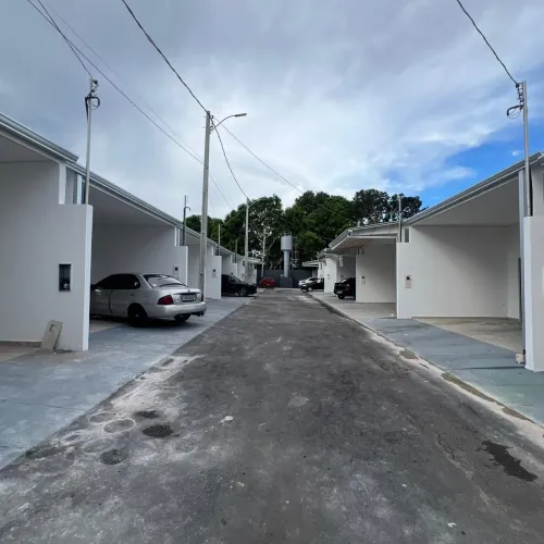 Flores casa 2 quartos sendo 01 suíte R$ 280mil condomínio 