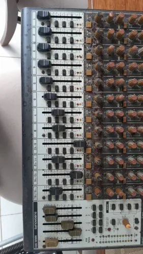 Vendo mesa de som com 16 canais da marca BEHRINGER