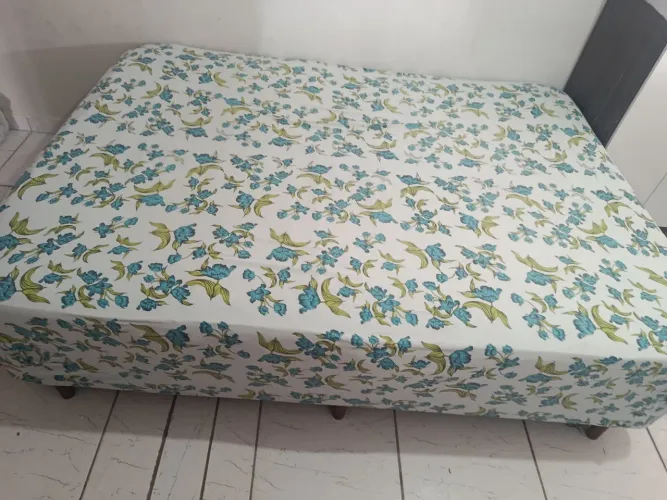 Cama com menus de um ano de uso , cama de casal