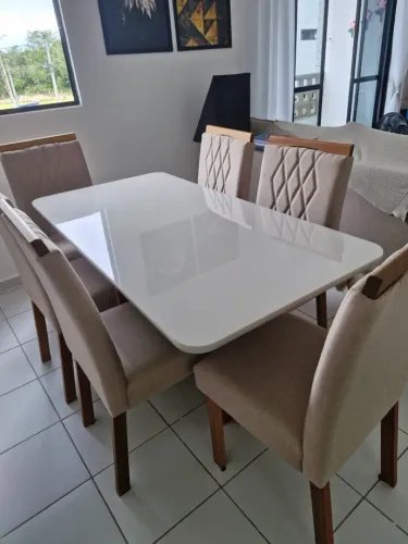 Mesa de 6 lugares com tampão em vidro