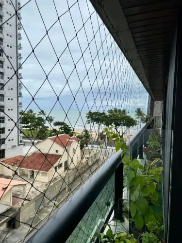 Oportunidade quadra do mar, 180m2 útil, com varanda, 3 qts 2 sts, piso granito , 2 vgs, 2