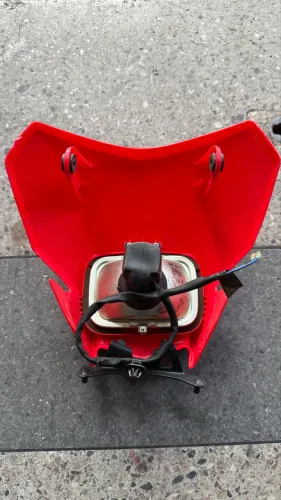 Farol original Crf 250 tem alguns arranhados como na foto