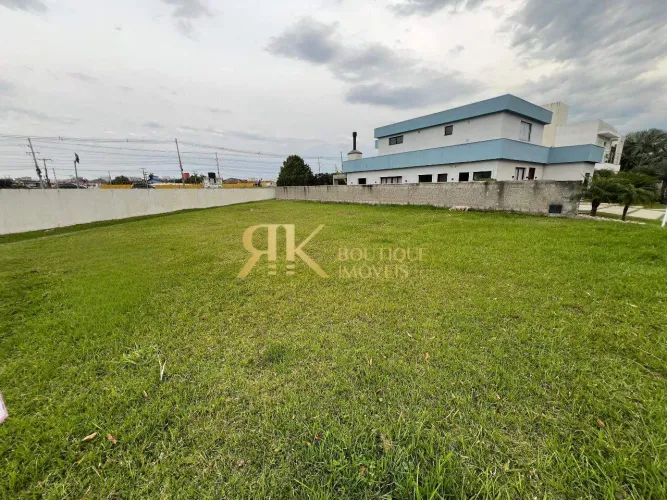Lote de 586m² em condomínio de alto padrão