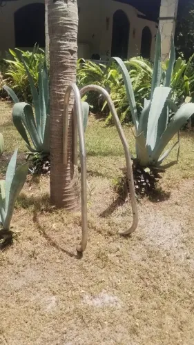 Suporte inox para escada de piscina, sem degraus.