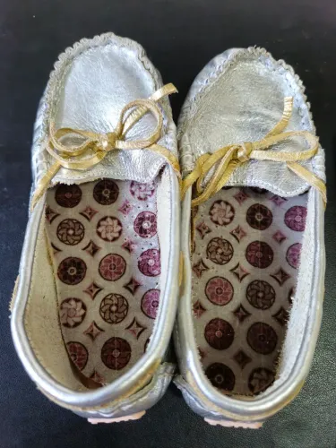 R$ 25 | Mocassim | Sapato | Laço Prata | Tamanho 22 | Menina | Couro Legítimo | Novo