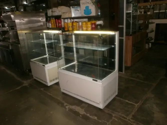 um balcão vitrine refrigerado com 1mt - para bolos - vidro quadrado - marca ômega