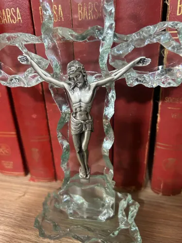 Crucifixo em cristal com Jesus Cristo em metal