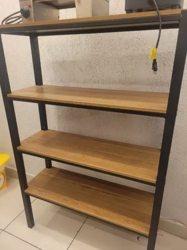 PRATELEIRA EM MDF E ESTRUTURA METÁLICA