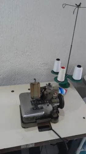 Vende-se duas máquinas de costurar 