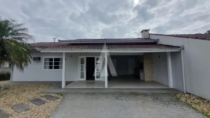 Casa semi mobiliada no bairro Anita Garibaldi com 02 quartos, sendo 01 suíte com closet e