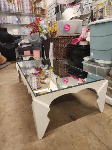 Mesa de centro com espelho encima perfeito pra sua casa