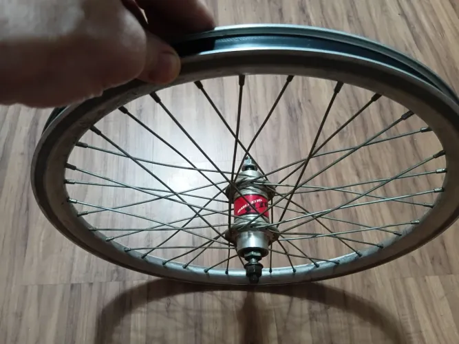 roda de bicicleta aero aro 20 c/ cubo de rolamento Viper já está alinhada