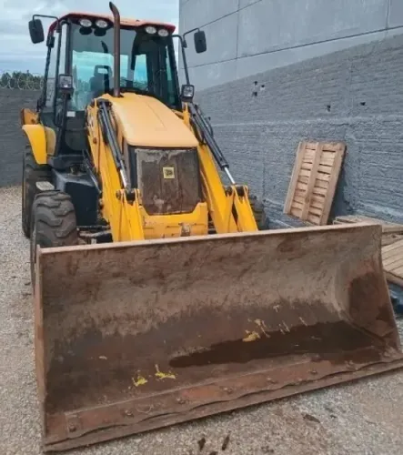 Retroescavadeira JCB 3CX 2020 - 5.612 horas - Muito bem conservada