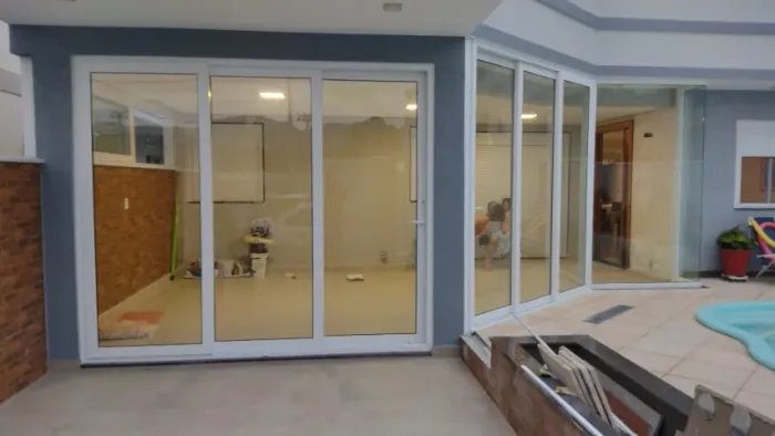 VAGA DE EMPREGO - SERRALHEIRO / AJUDANTE DE SERRALHEIRO  