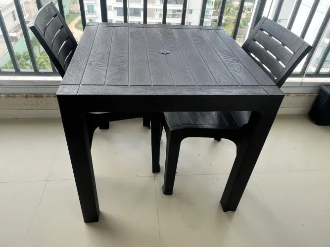 Conjunto mesa com quatro cadeiras
