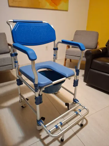 Cadeira de banho e sanitário