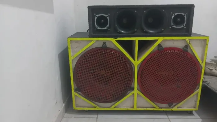 Caixote de som automotivo