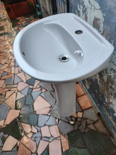 Pia lavatório banheiro na cor cinza
