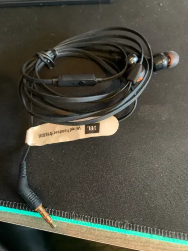 Fone de ouvido JBL com fio p2
