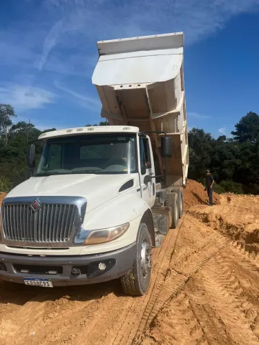 Caminhão basculante durastar 6x4 2014
