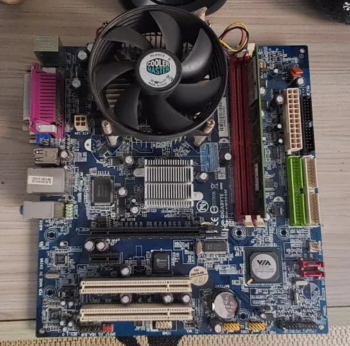 Kit Placa Mãe Gigabyte GA-VM900M + Celeron CPU 420 + 2 GB DDR2