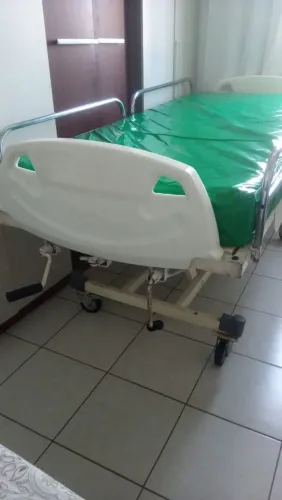 MACA HOSPITALAR COM COLCHÃO NOVO E JÁ ENCAPADO.