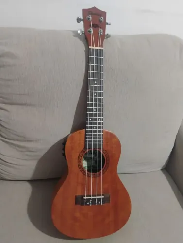 Ukulele Shelby elétrico