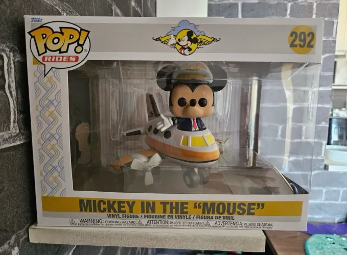 Funko Mickey in the mouse avião
