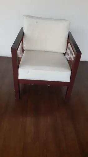 Poltrona Decorativa com Estrutura de Madeira Escura e Assento Estofado Branco