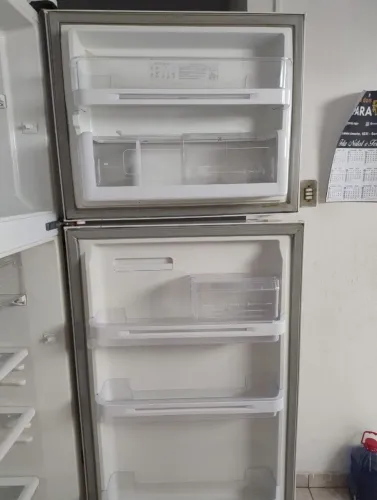 Geladeira Eletrolux bem conservada.