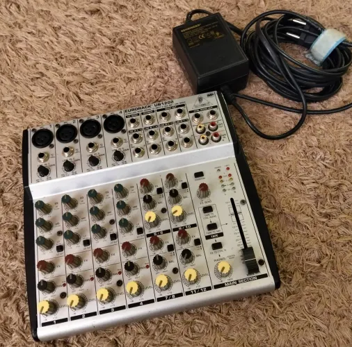 Mesa de som Behringer!