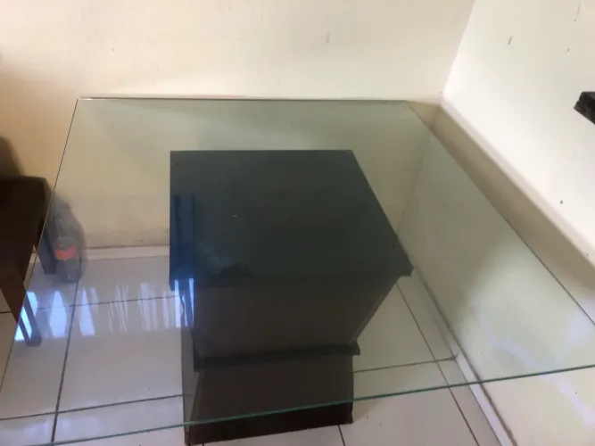 Mesa de Vidro 100x100 vendo ou troco por uma de madeira 