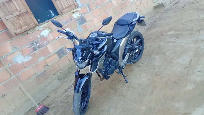 Vendo Yamaha Fazer fz25 somente Vendo a vista pois preciso tirar do meu nome