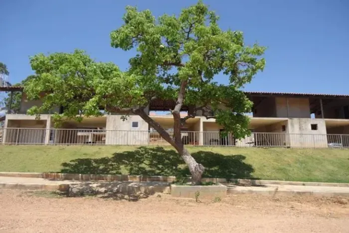 Terreno 34.500m² com 40 chalés, quadra, área de camping playground, vestiário (inacabados