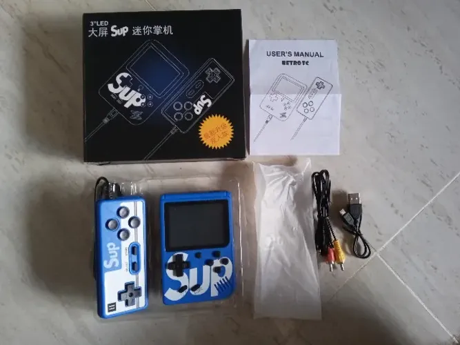 Videogame portátil SUP Azul com 500 jogos de Nes (Nintendo 8 bits) e 1 controle extra