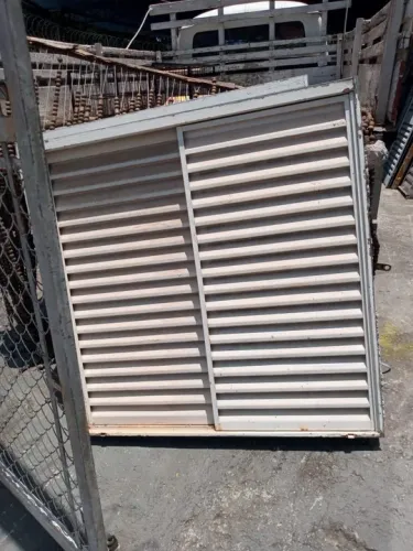 Veneziana de ferro em excelente estado