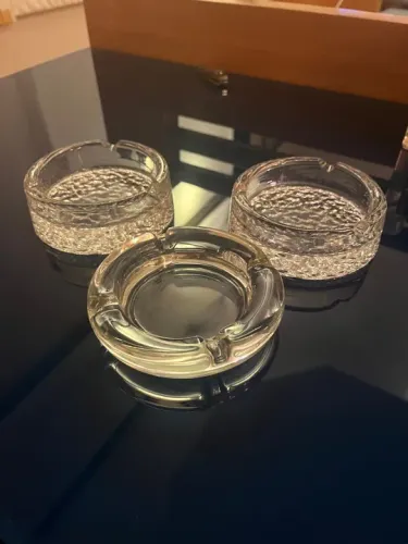 3 Cinzeiros de vidro