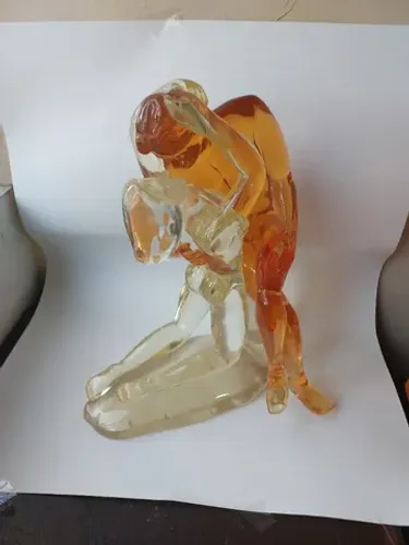 Escultura feminina mulher em acrílico: "O Beijo"
