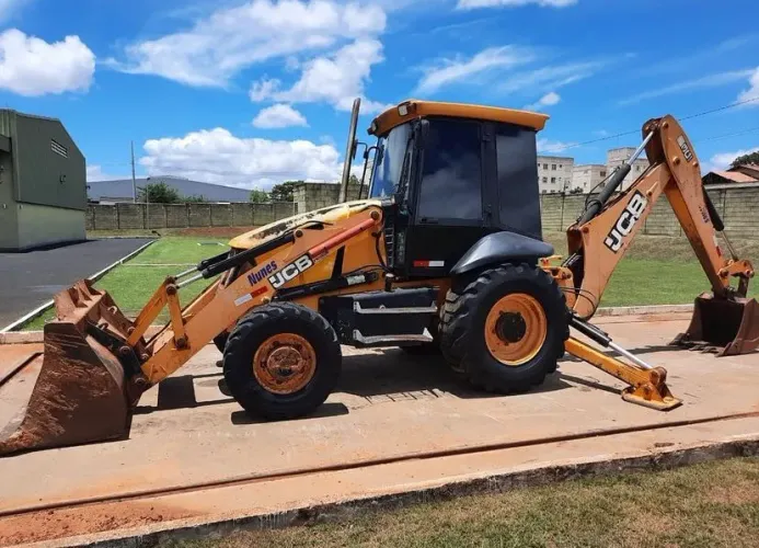 RETROESCAVADEIRA JCB 3C PLUS 4x4